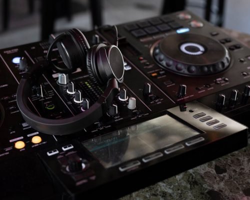 view-dj-equipment-electronics_23-2149658382